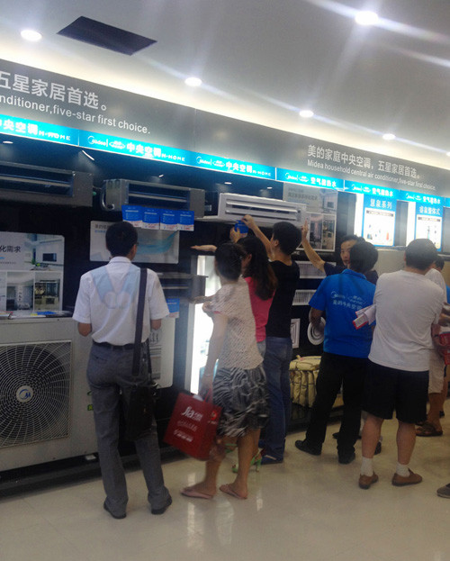 消費(fèi)者在線下體驗(yàn)店精心選購(gòu)自己心儀的產(chǎn)品